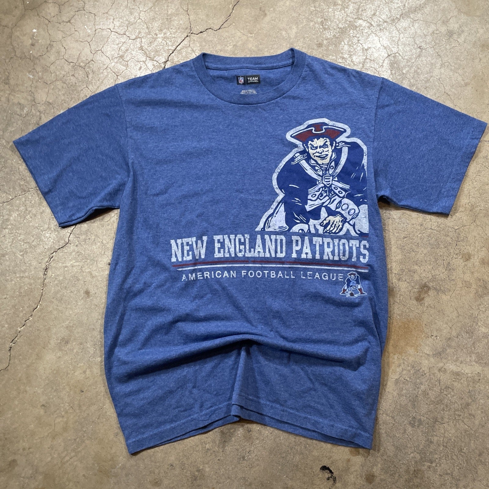 Vintage New England Patriots T-Shirt M Football Graphic Tee