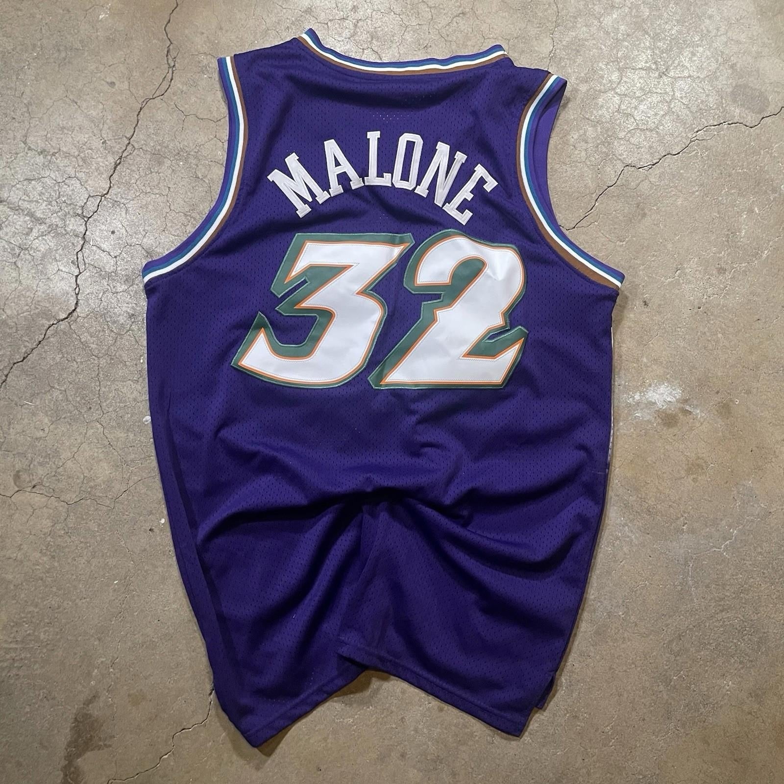 Mens Mitchell & Ness NBA Swingman Road Jersey Jazz 96 Carl malone Large