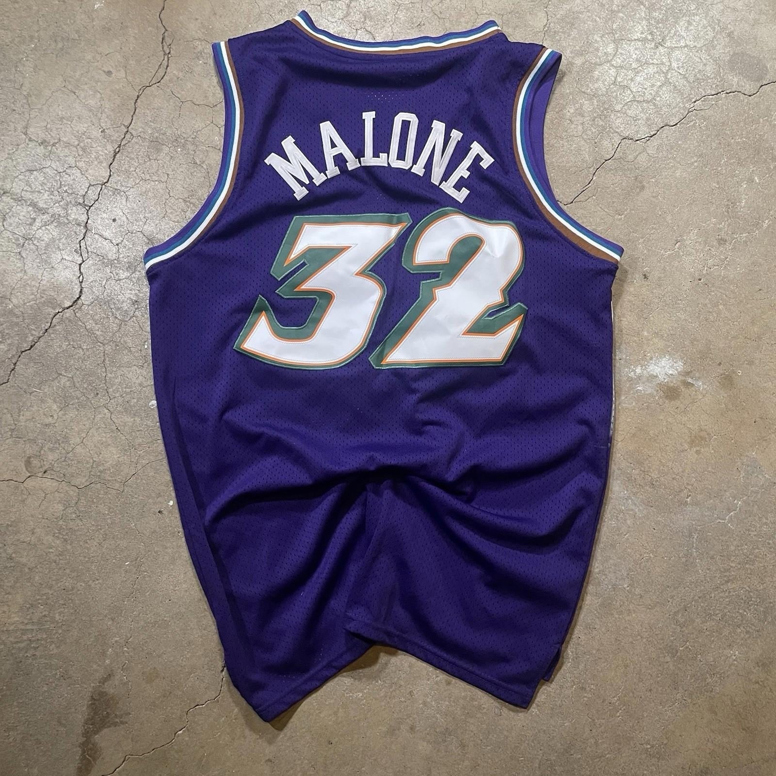 Mens Mitchell & Ness NBA Swingman Road Jersey Jazz 96 Carl malone Large